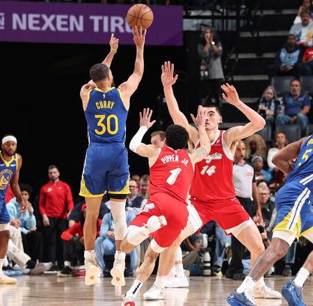 Stephen Curry狂轟52分！勇士力克灰熊升上西岸第五！